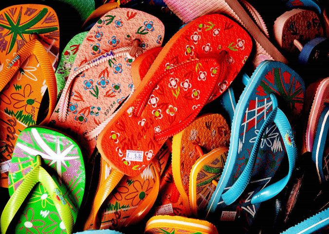 1200px-Flip_flops_-_just_pick_one_up